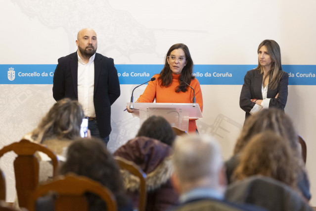 La alcaldesa de A Coruña, Inés Rey, presenta el plan de centros cívicos municipales