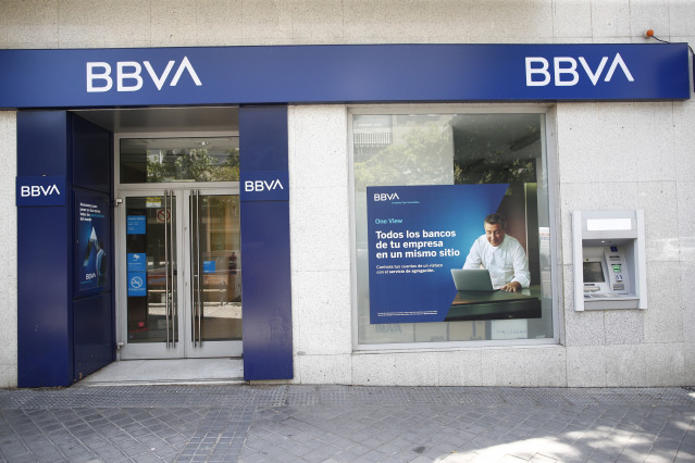 Archivo - Imagen de una oficina y cajero del BBVA en Madrid con su nuevo logo.