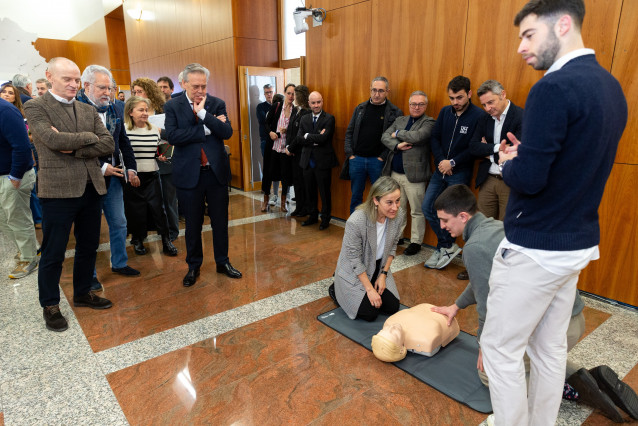 Diputados y personal del Parlamento gallego reciben formación en primeros auxilios en una jornada a la que asisten el presidente de la Cámara, Miguel Santalices, y el conselleiro de Sanidade, Antonio Gómez Caamaño.