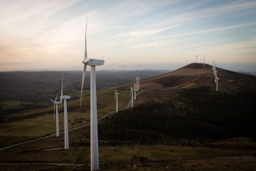 Archivo - Varios aerogeneradores en el parque eólico de Vilachá, a 15 de marzo de 2024, en Lugo, Galicia (España). Dicho parque, que se encuentra entre los concellos lucenses de Ourol y Muras, ha v