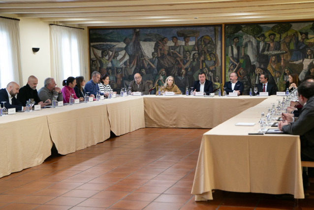 El presidente de la Diputación de A Coruña, Valentín González Formoso, preside una reunión sobre la AP-9 con representantes municipales