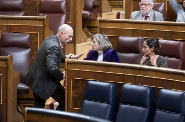 (I-D) El diputado de Sumar Txema Guijarro; la portavoz de Sumar en el Congreso, Verónica Martínez Barbero y la diputada de Sumar Tesh Sidi, durante una sesión plenaria, en el Congreso de los Diputados, a 18 de febrero de 2025, en Madrid (España).