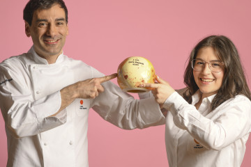 Martín Vázquez y Sofía Cruceno de 'Indómito', restaurante compostelano premiado con '1 sol' en la Guía repsol 2025.