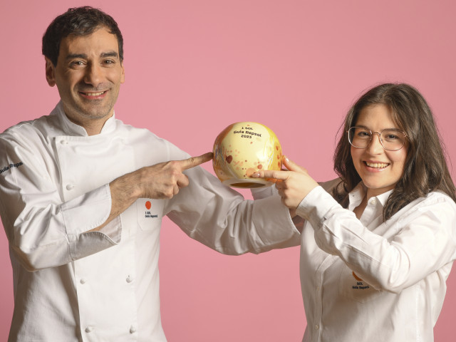 Martín Vázquez y Sofía Cruceno de 'Indómito', restaurante compostelano premiado con '1 sol' en la Guía repsol 2025.