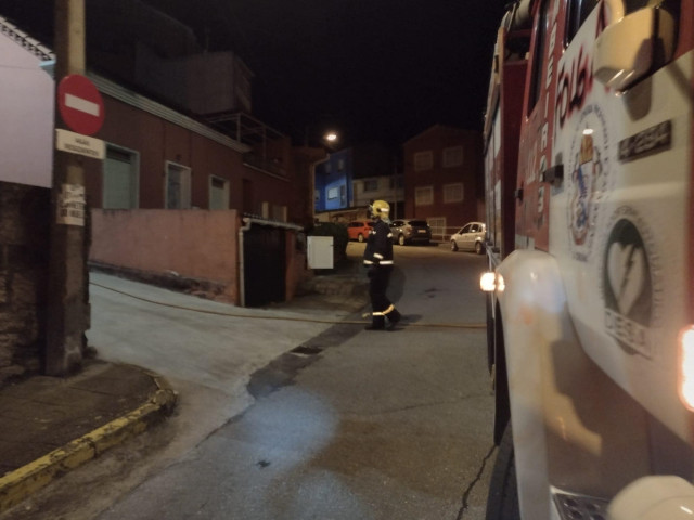 Dotación de bomberos de Boiro interviene en el incendio de una chimenea en una vivienda en Escarabote.