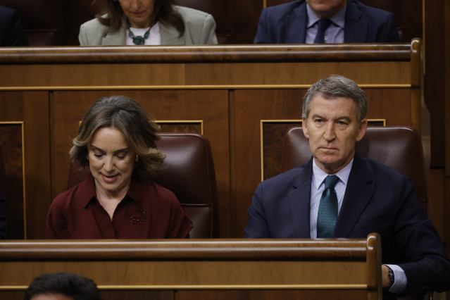 La secretaria general del PP, Cuca Gamarra y el presidente del PP, Alberto Núñez Feijóo, durante una sesión de control al Gobierno en el Congreso de los Diputados, a 26 de febrero de 2025, en Madrid (España).