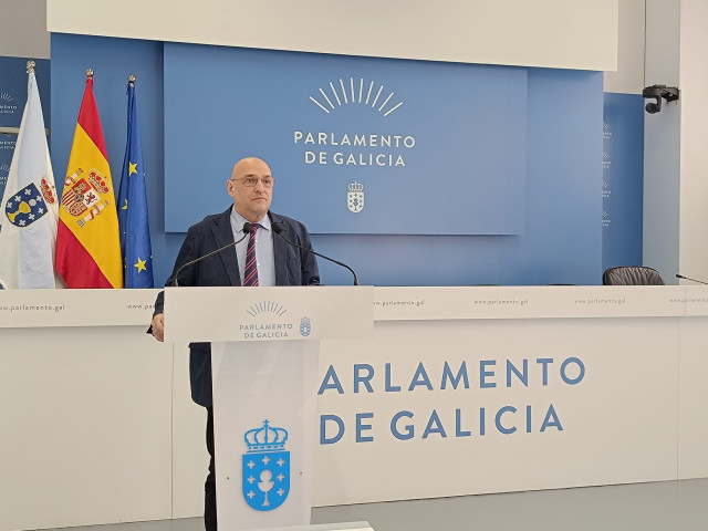 Archivo - El diputado de Democracia Ourensana, Armando Ojea, en rueda de prensa en el Parlamento de Galicia