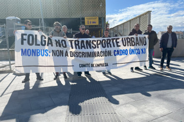 Trabajadores del autobús urbano de Santiago se han concentrado este martes frente a la estación intermodal.