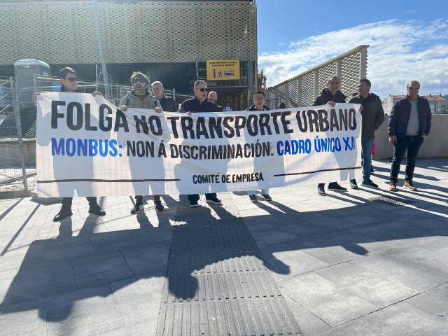 Trabajadores del autobús urbano de Santiago se han concentrado este martes frente a la estación intermodal.