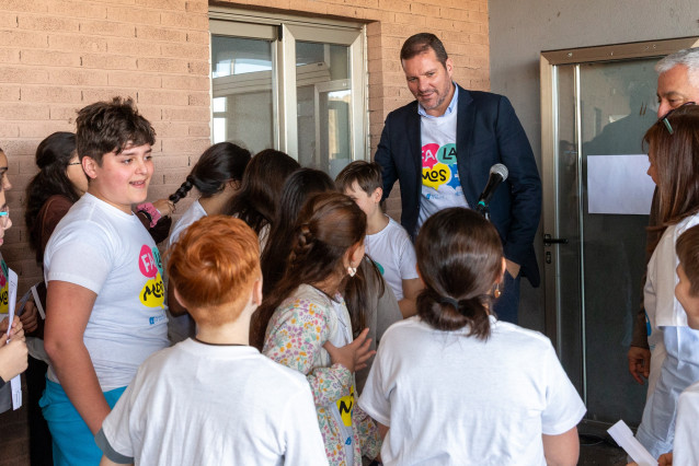 El conselleiro de Cultura, José López Campos, en el colegio López Ferreiro de Santiago