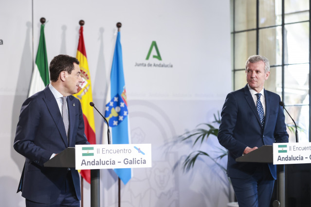 El presidente de la Junta de Andalucía, Juanma Moreno, (i) junto al presidente de la Xunta de Galicia, Alfonso Rueda, (d) durante el II Encuentro entre ambas comunidades entre Andalucía y Galicia en el Palacio de San Telmo, a 18 de marzo de 2025 en Sevill