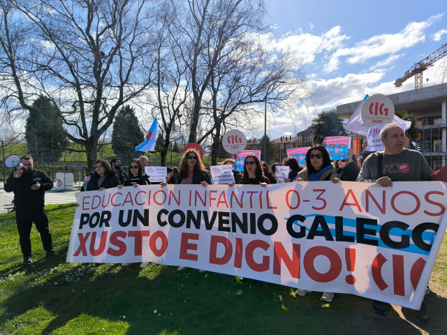 La CIG se concentra ante la Xunta en San Caetano para reclamar mejoras laborales en escuelas infantiles y un convenio propio gallego.