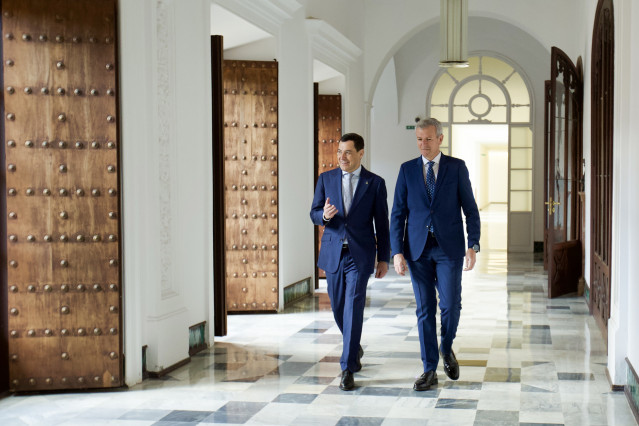 El presidente de la Junta de Andalucía, Juanma Moreno (i), y el de la Xunta de Galicia, Alfonso Rueda (d), al inicio de la reunión. A 18 de marzo de 2025, en Sevilla (Andalucía, España). El presidente de la Junta de Andalucía, Juanma Moreno, y el de la Xu