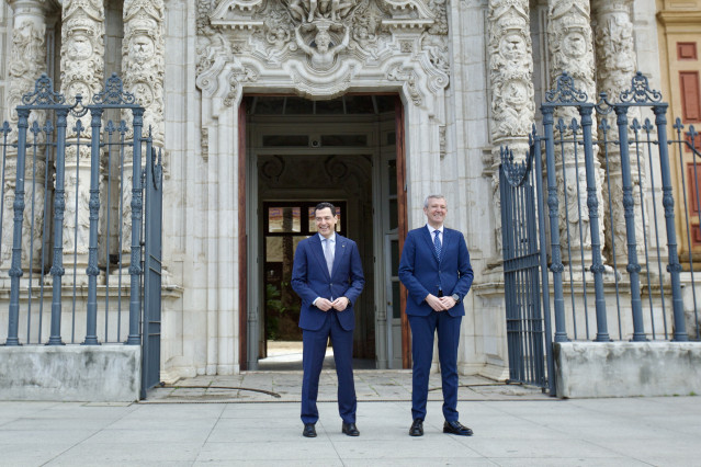 El presidente de la Junta de Andalucía, Juanma Moreno (i), y el de la Xunta de Galicia, Alfonso Rueda (d), al inicio de la reunión. A 18 de marzo de 2025, en Sevilla (Andalucía, España). El presidente de la Junta de Andalucía, Juanma Moreno, y el de la Xu