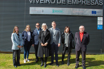 El secretario de Acción Territorial, Aitor Bouza, y la diputada autonómica Patricia Iglesias, con otros socialistas en Carballo (A Coruña)