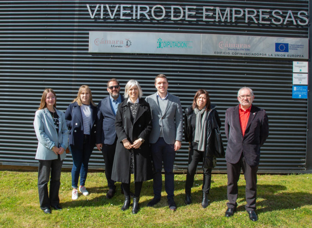 El secretario de Acción Territorial, Aitor Bouza, y la diputada autonómica Patricia Iglesias, con otros socialistas en Carballo (A Coruña)