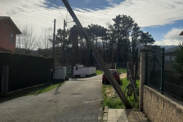 Poste caído en Culleredo (A Coruña)