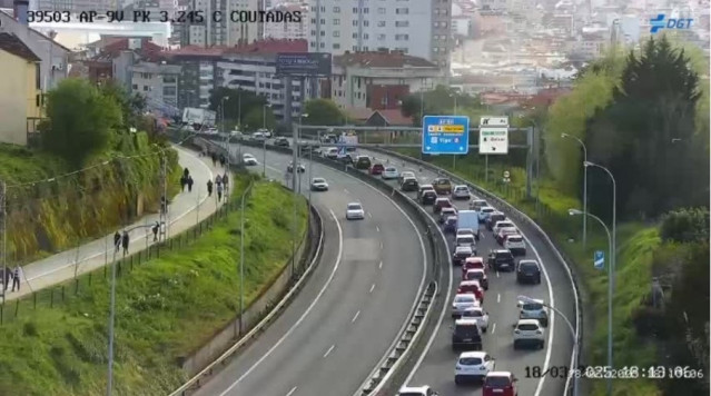 Una salida de vía de un camión provoca retenciones en la AP-9, en el acceso a Vigo por Isaac Peral.