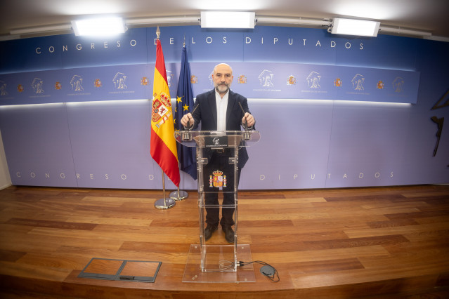 El diputado del BNG Néstor Rego durante una rueda de prensa anterior a la Junta de Portavoces, en el Congreso de los Diputados, a 18 de marzo de 2025.