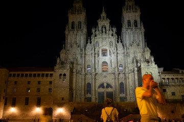 Archivo - La Catedral de Santiago de Compostela con un foco de luz alumbrando su fachada, a 9 de agosto de 2022, en Santiago de Compostela, A Coruña, Galicia (España).