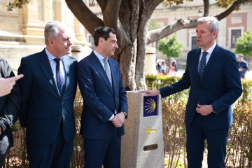 El presidente de la Junta de Andalucía, Juanma Moreno (c), el de la Xunta de Galicia, Alfonso Rueda (d), y el alcalde de Sevilla, José Luis Sanz (i), inauguran un monolito del Camino de Santiago. A 