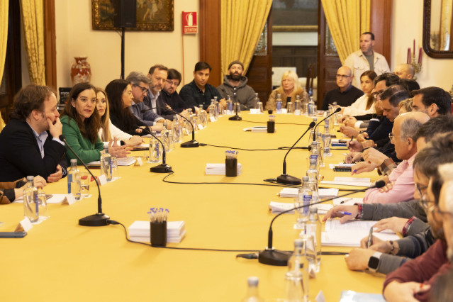 La alcaldesa de A Coruña, Inés Rey, preside una reunión con hosteleros y entidades vecinales