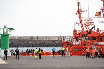 Archivo - Varios servicios de emergencia atienden a migrantes recién rescatados de un cayuco, en Puerto Naos, a 4 de enero de 2025, en Arrecife, Lanzarote, Canarias (España). Salvamento Marítimo ha