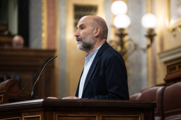 El diputado del BNG Néstor Rego interviene durante una sesión plenaria en el Congreso de los Diputados, a 18 de marzo de 2025, en Madrid (España). El Pleno del Congreso debate la toma en considerac