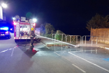 Arden dos contenedores esta madrugada en A Pobra do Caramiñal (A Coruña).