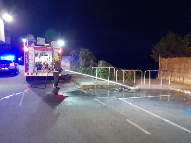 Arden dos contenedores esta madrugada en A Pobra do Caramiñal (A Coruña).