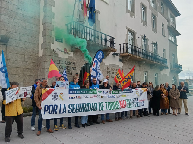 Policías nacionales y guardias civiles, movilizados ante la Delegación del Gobierno en Galicia, ubicada en A Coruña