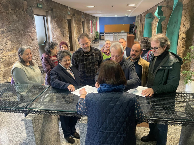 Integrantes de Vía Galega y Galiza Cultura registran en el Parlamento la ILP sobre Castelao.