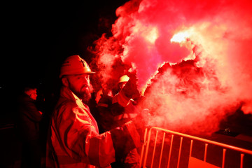 Archivo - Varias personas con botes de humo durante la concentración de los trabajadores de Alcoa por la defensa del futuro de la mariña, en la Plaza de Concello de XOVE de Lugo, a 11 de enero de 20