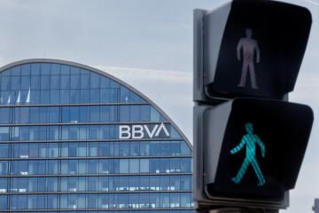 Archivo - Un semáforo frente al banco del BBVA en la ciudad del BBVA, en Madrid (España).