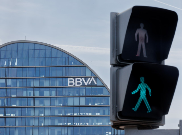 Archivo - Un semáforo frente al banco del BBVA en la ciudad del BBVA, en Madrid (España).