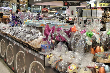 Archivo - Figuras de chocolate en un supermercado Caprabo