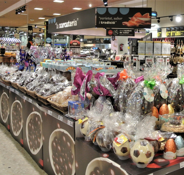 Archivo - Figuras de chocolate en un supermercado Caprabo