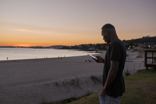 Archivo - Un migrante observa la playa a su llegada al Hotel Baixamar de Sanxenxo, a 17 de septiembre de 2024, en Sanxenxo, Pontevedra