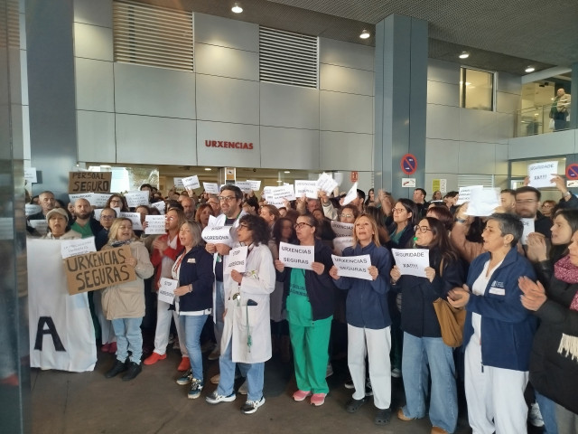 Archivo - Protesta ante el Chuac por la agresión con arma blanca a un enfermero y a un vigilante de seguridad