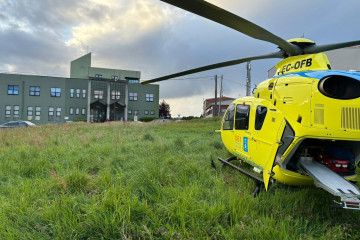 El helicóptero del 061 con base en Santiago en una emergencia en 2024 en Carballo en una foto de @HelicoSantiago