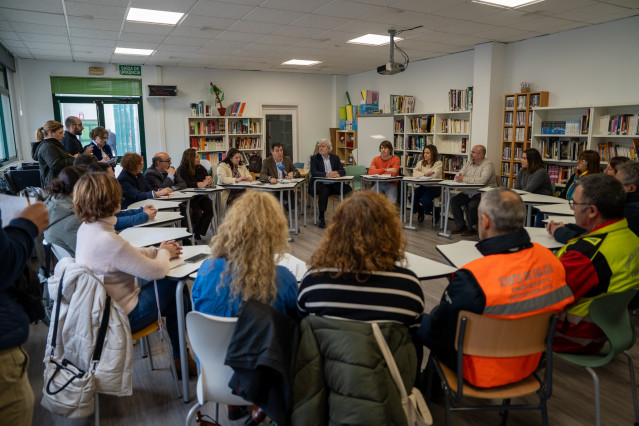 El conselleiro de Educación, Ciencia, FP e Universidades, Román Rodríguez, y la alcaldesa de Cangas, Araceli Gestido, se reúnen con la comunidad educativa del IES Rodeira y del IES María Soliño.