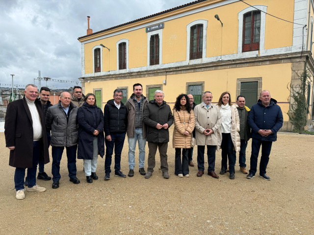 Cargos del PP de Lugo ante la estación de Canabal, en Sober (Lugo)