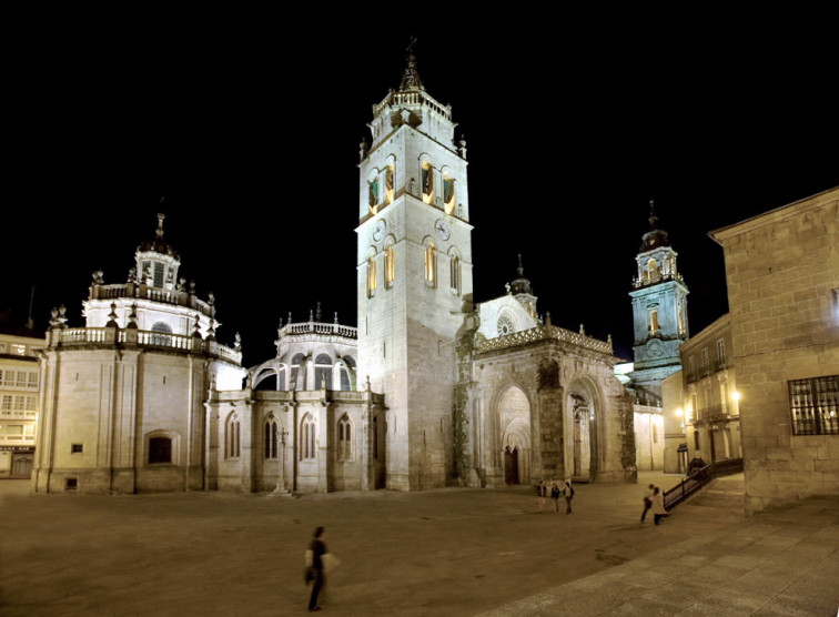 ​Denunciadas seis personas por orinar en las paredes de la Catedral de Lugo