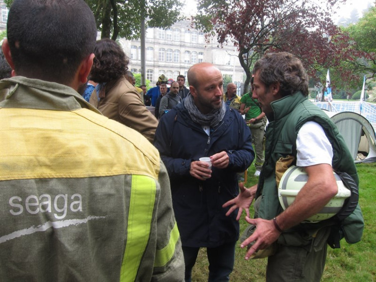 ​Villares almorza cos traballadores de Seaga acampados en San Caetano e promete 