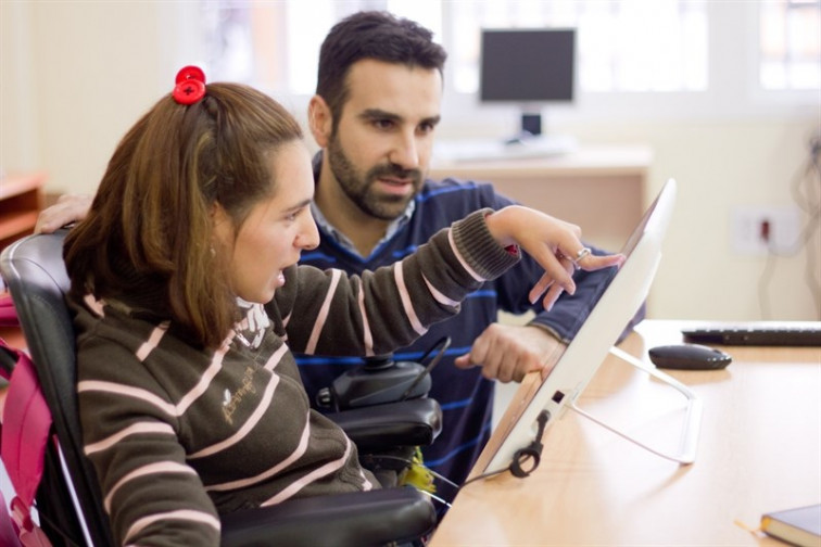 'Fotobesos' solidarios para dar visibilidad a la parálisis cerebral