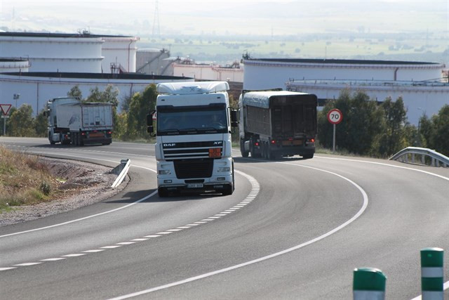 ​Varias autonomías pretenden obligar a los camiones a circular por las autopistas