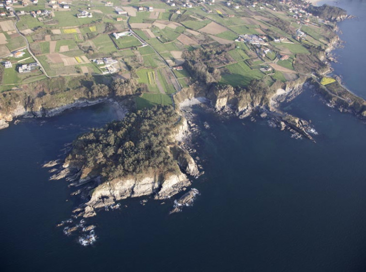 ​Rescatan un home que caera nunha zona de cantís en Pontedeume