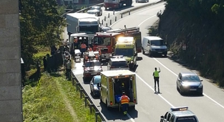 Un fallecido y un herido en Redondela en una colisión entre una furgoneta y un tráiler