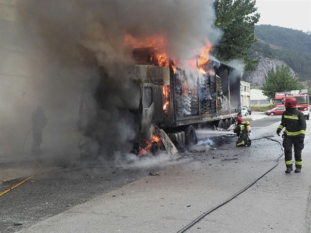 ​Arde un camión en Oza-Cesuras que transportaba 600 quilos de coiro