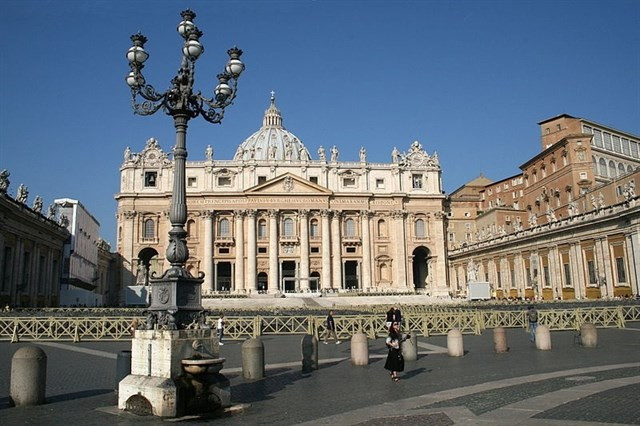 El Vaticano prohíbe esparcir las cenizas o conservarlas en casa